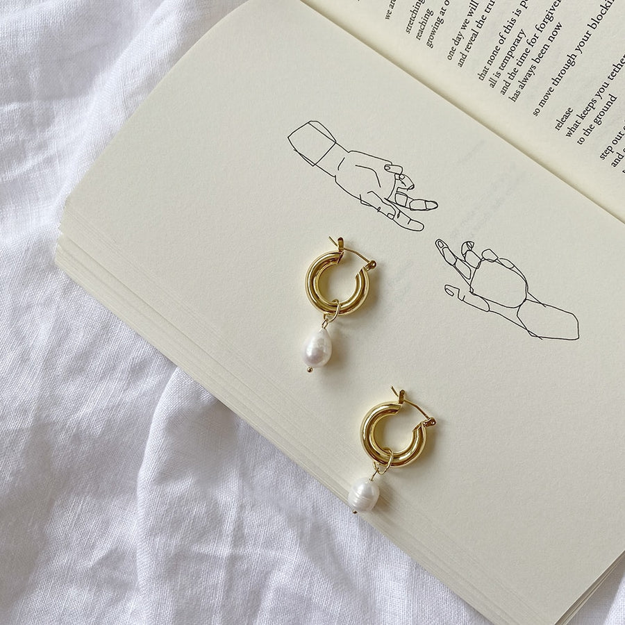 The Pearl Exaggerated Hoop earring